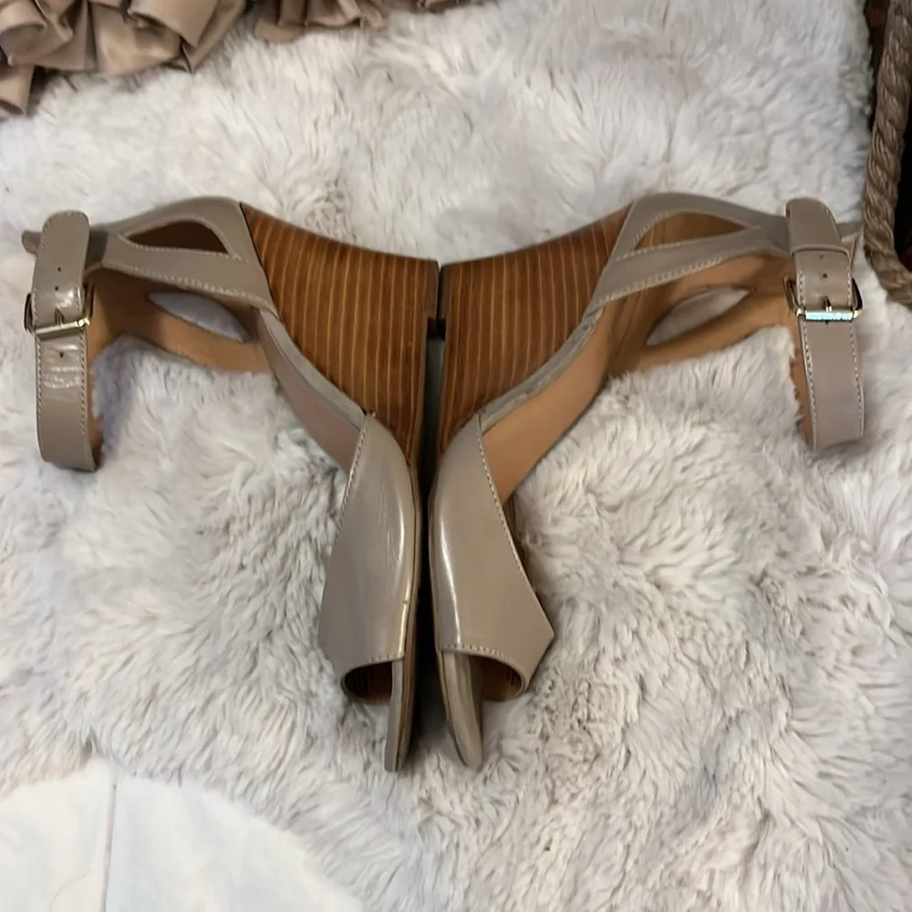 Nine West Womens Beige Taupe Leather Peep Toe Ankle Strap Wedge Heel Shoes 7